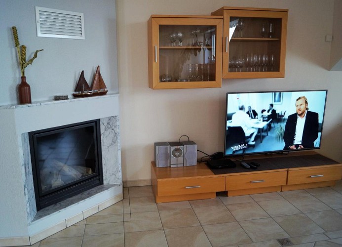 TV-Strecke und Kaminecke