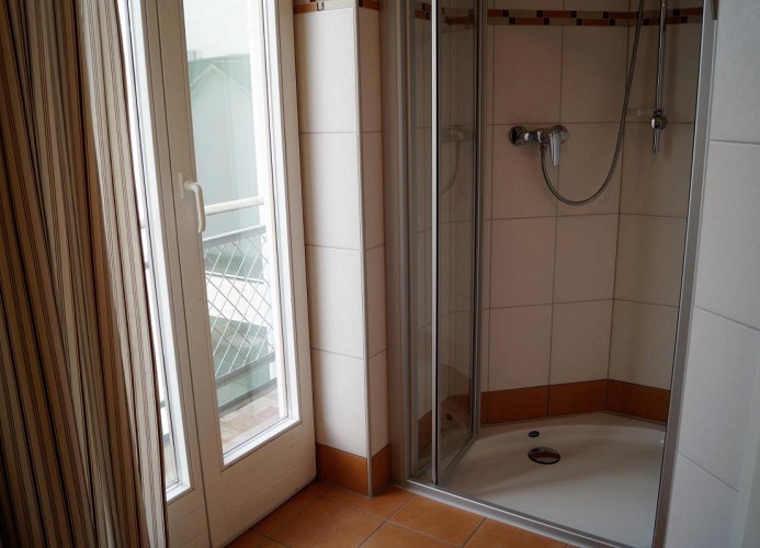 Tageslichtbad mit Eckdusche