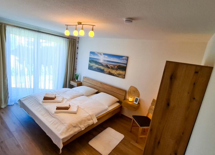Schlafzimmer mit Doppelbett