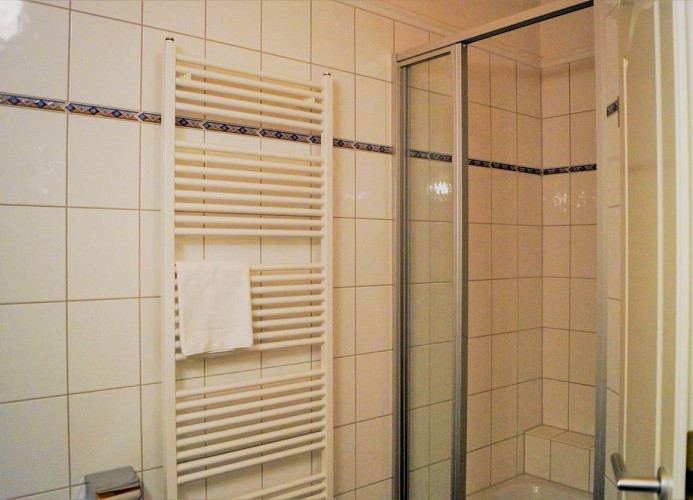 Badezimmer mit Handtuchwärmer