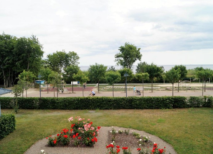 Blick vom Balkon auf das Wasser