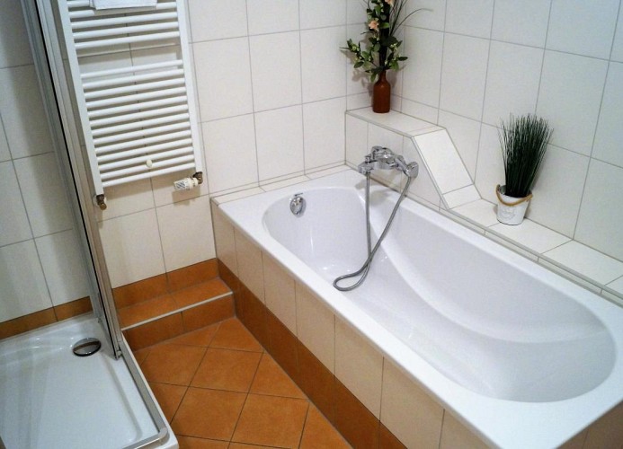 Badezimmer mit Badewanne