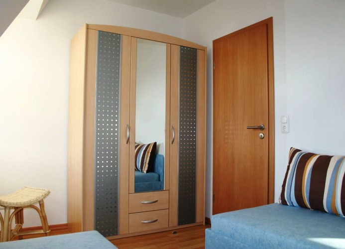 Schlafzimmer II mit großem Kleiderschrank