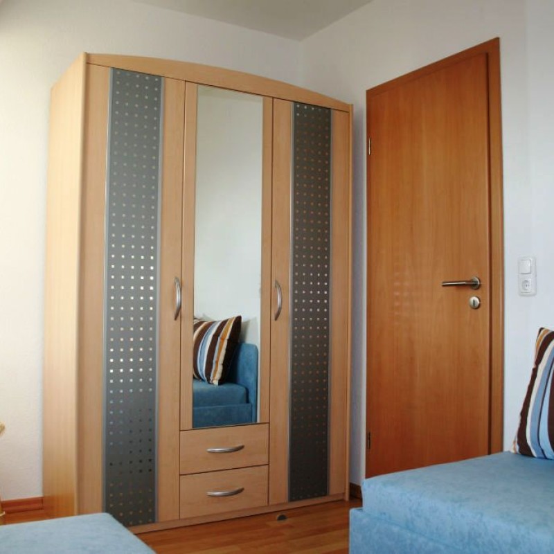 Schlafzimmer II mit großem Kleiderschrank
