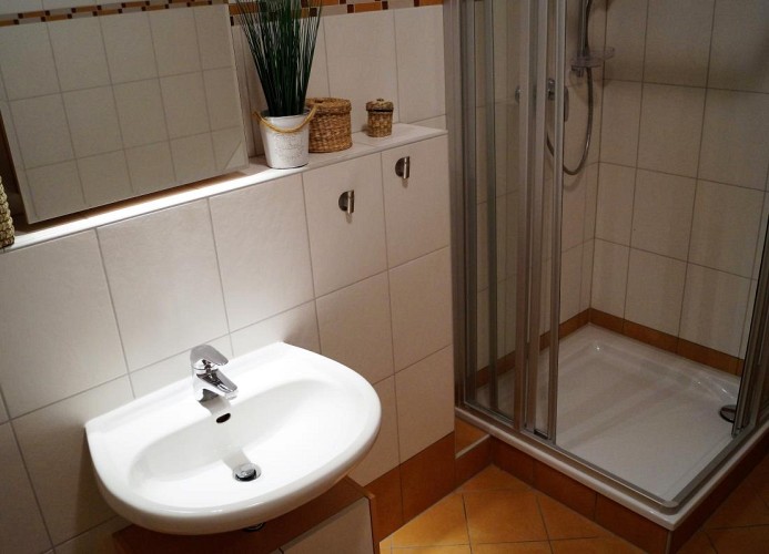 Badezimmer mit Eckdusche