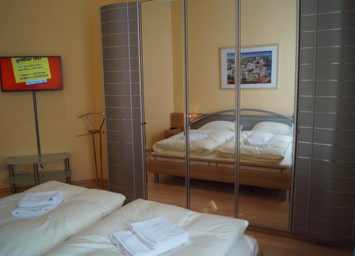 Schlafzimmer I mit Doppelbett und großem Spiegelkleiderschrank