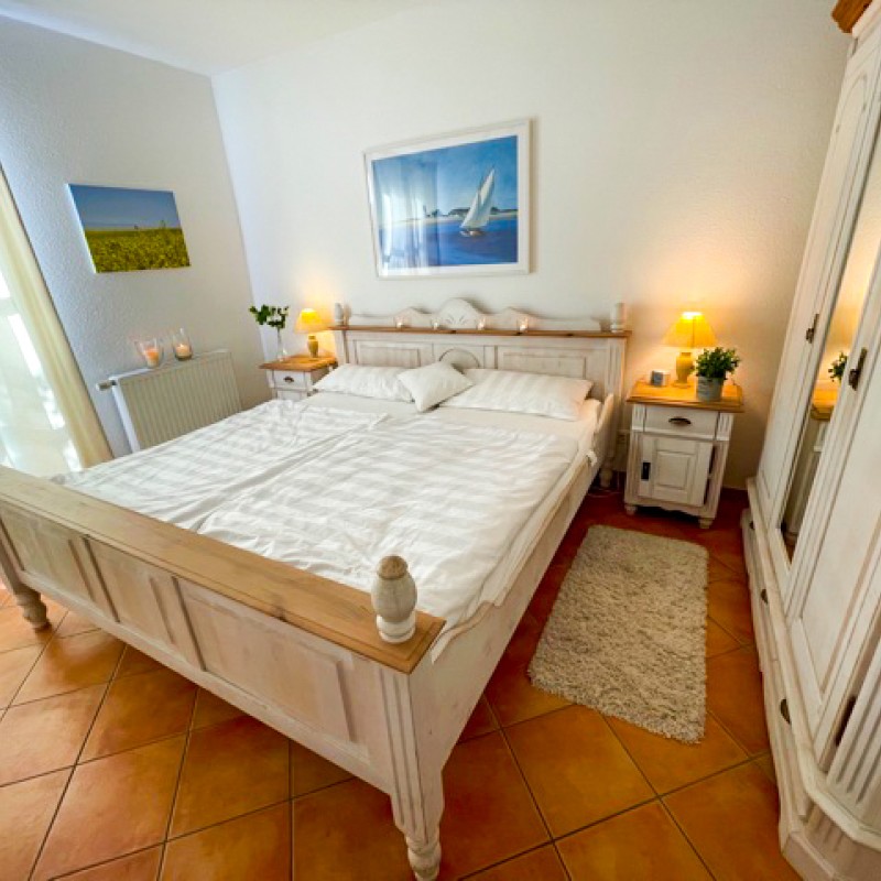 Schlafzimmer mit Doppelbett und großem Kleiderschrank