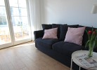 Gemütliches Sofa mit Blick in den Wintergarten