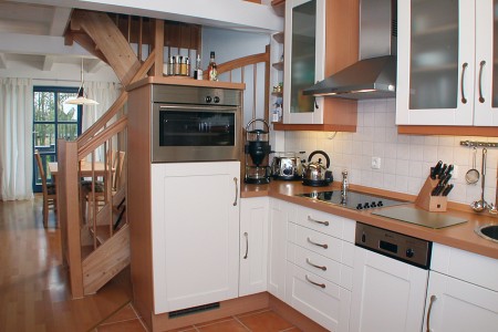 Küchenecke mit Essbereich und Treppe in die zweite Etage