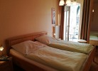 Schlafzimmer mit Doppelbett und Zugang zum Balkon