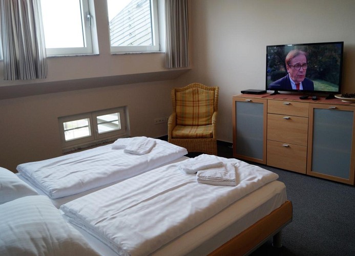 Schlafzimmer II mit TV