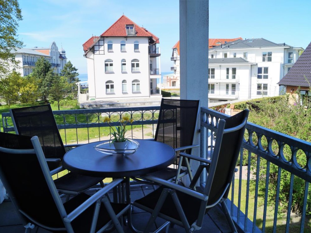 große Sitzgruppe mit Ausgang zur Terrasse