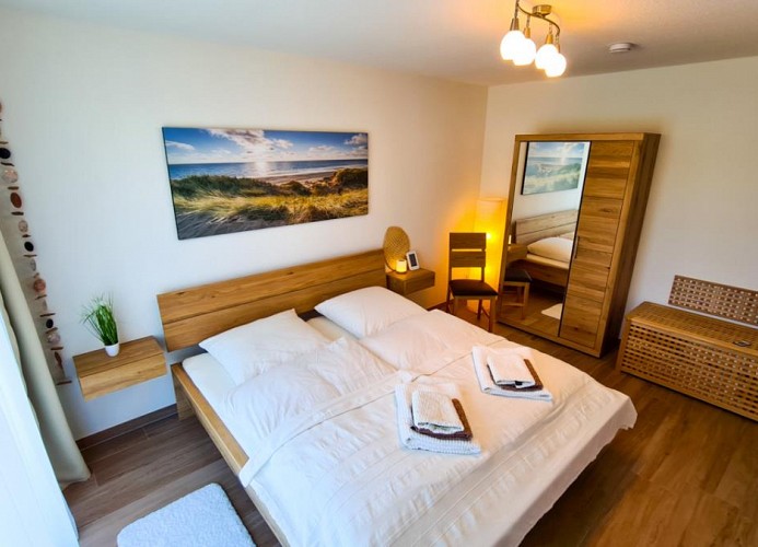 Doppelbett mit Kleiderschrank
