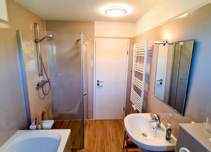 Badezimmer mit Dusche und Badewanne