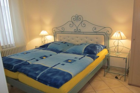 Schlafzimmer mit Doppelbett