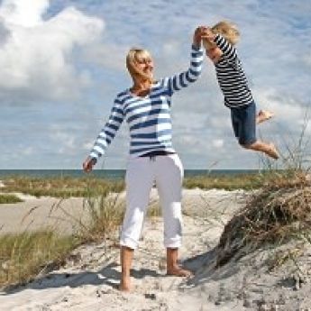 Frau mit Kind spielen am Ostseestrand