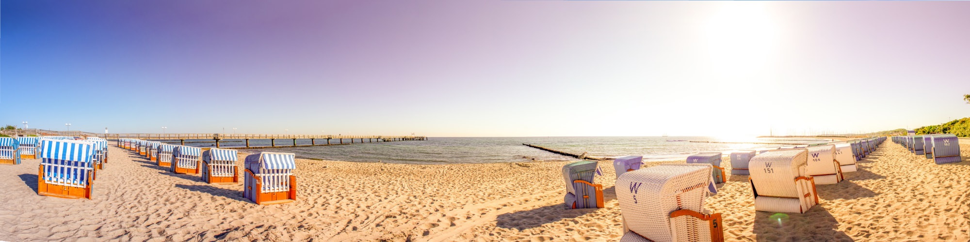 Panoramabild mit Strandkörben an der Ostsee