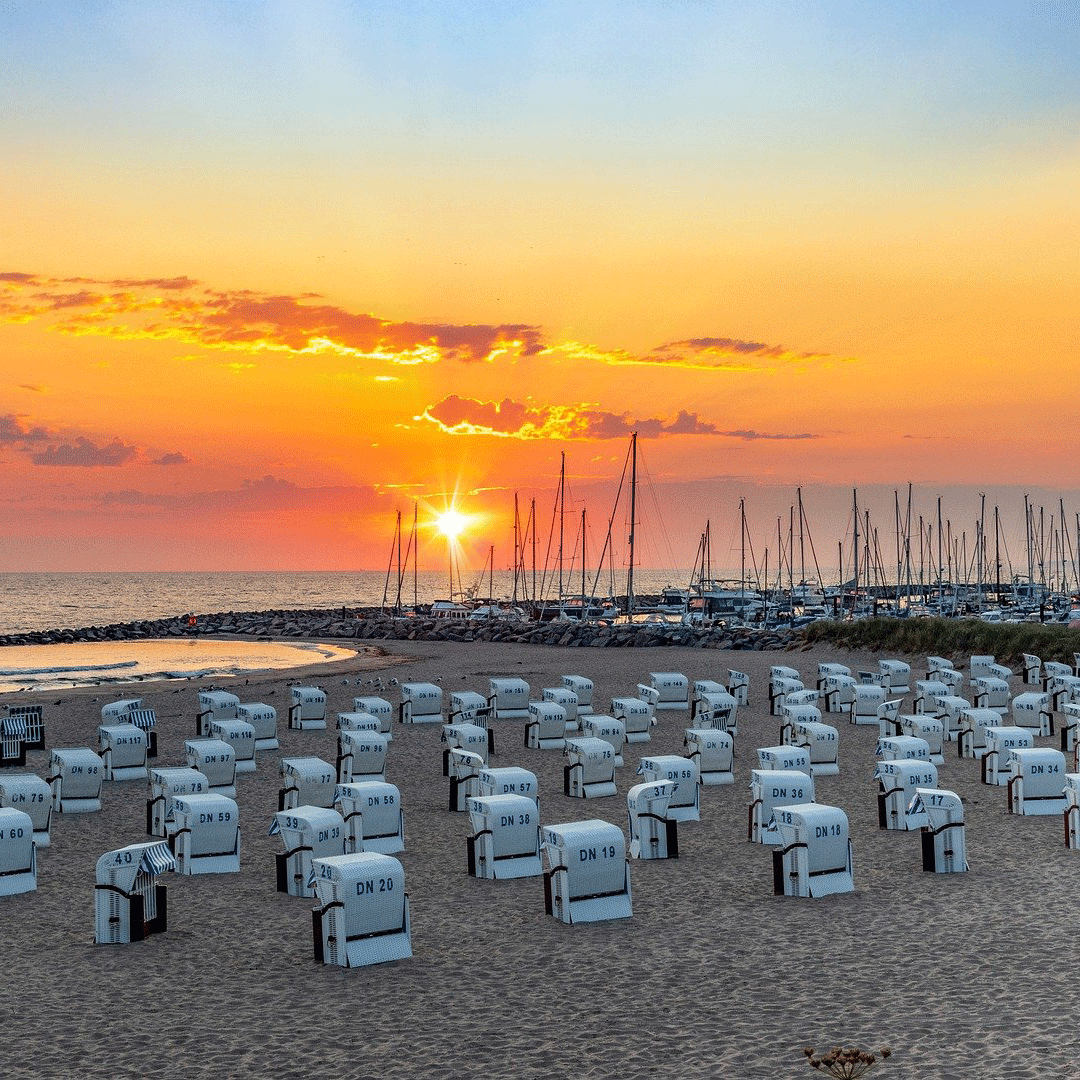 Sonnenuntergang am Strand und Hafen von Kühlungsborn an der Ostsee