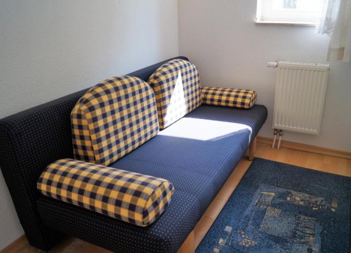 kleines Schlafsofa in extra Zimmer