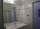 Badezimmer mit großem Waschtisch