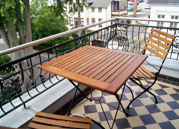 Balkon mit Sitzgelegenheit