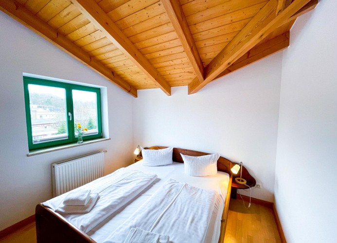 Schlafzimmer mit Doppelbett