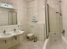 luxuriöses Badezimmer mit 2 Waschtischen