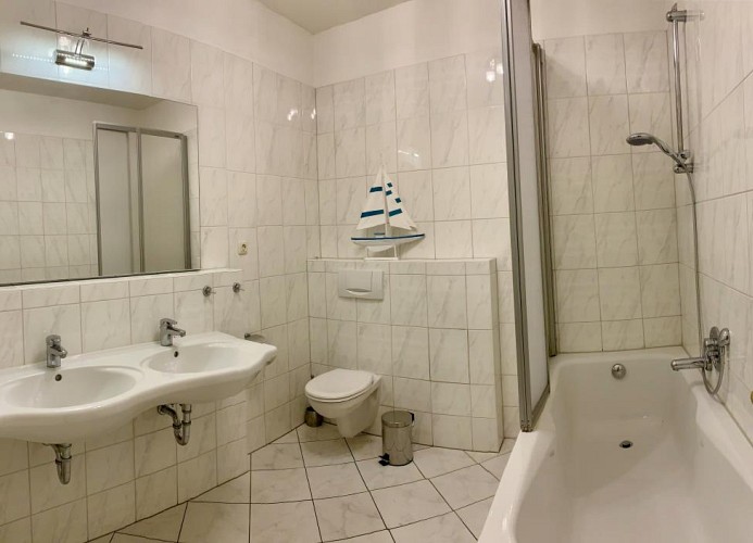 luxuriöses Badezimmer mit 2 Waschtischen