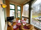 verglaste Veranda mit Esstisch und TV