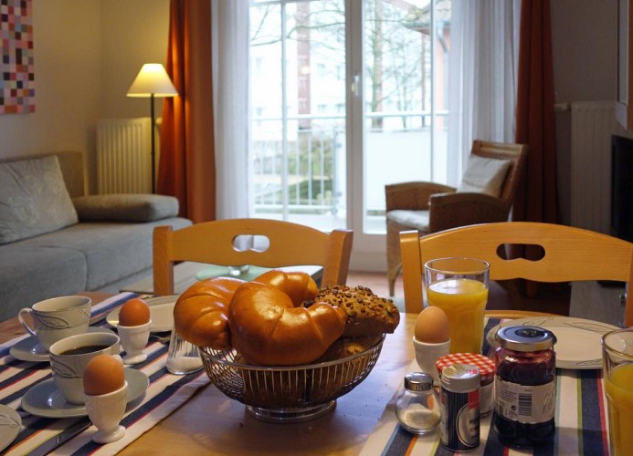 Wohnbereich mit Zugang zum möblierten Balkon