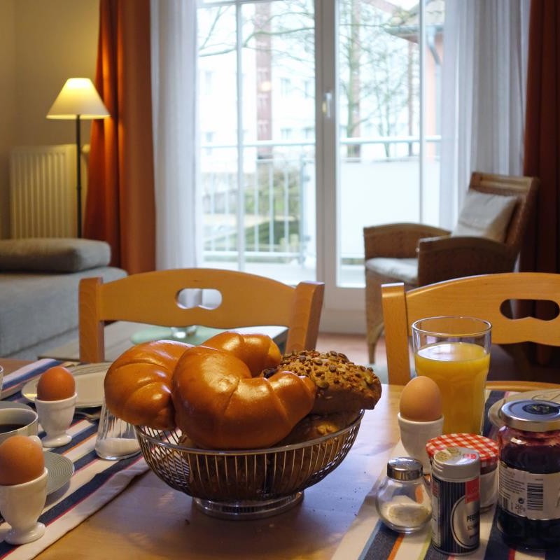 Wohnbereich mit Zugang zum möblierten Balkon