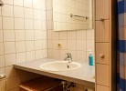 Badezimmer mit Waschtisch und Dusche