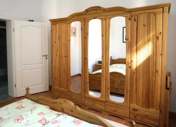 Schlafzimmer mit Kleiderschrank