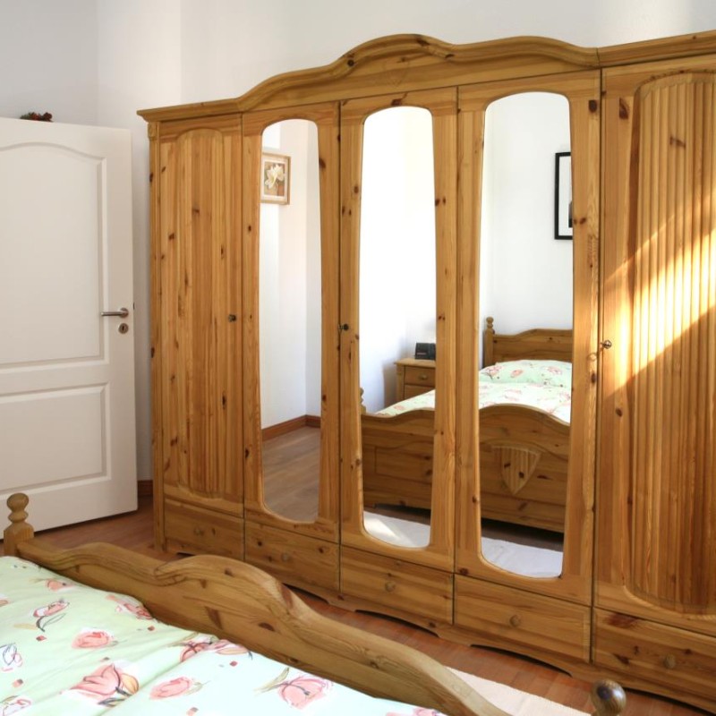 Schlafzimmer mit Kleiderschrank