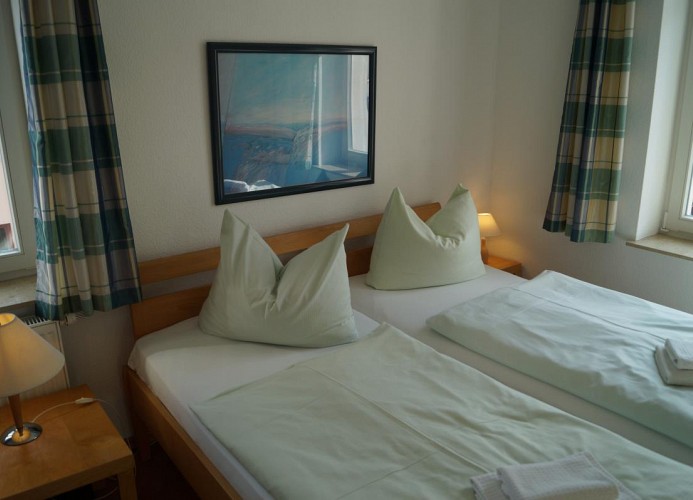 Schlafzimmer mit Doppelbett