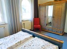 Schlafzimmer mit großem Kleiderschrank