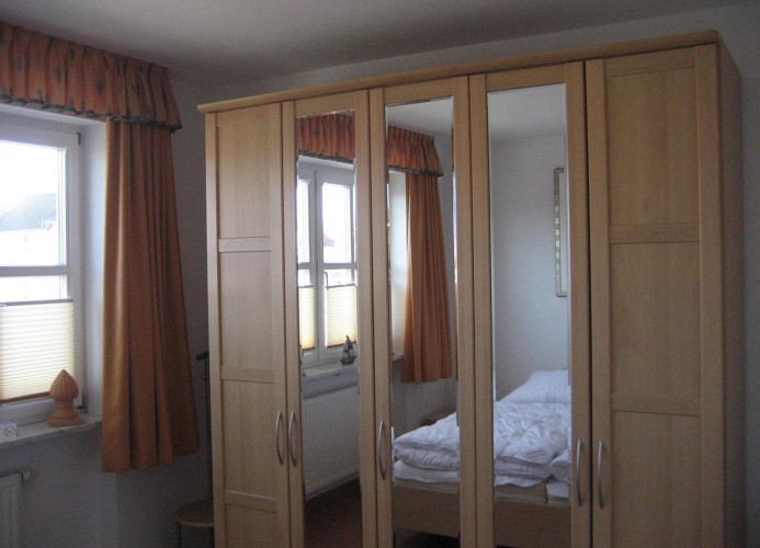 Schlafzimmer mit geräumigen Kleiderschrank
