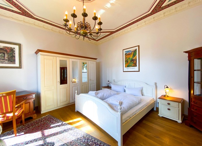 Schlafzimmer III mit großem Kleiderschrank