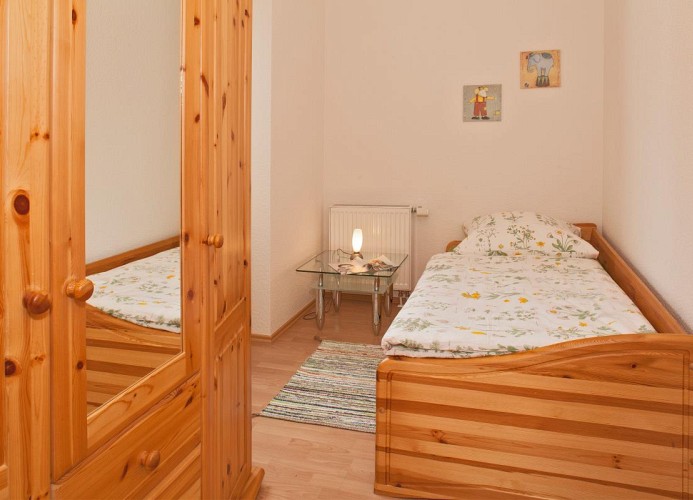 Schlafzimmer mit Einzlbett auch als Zusatzbett zum Ausziehen