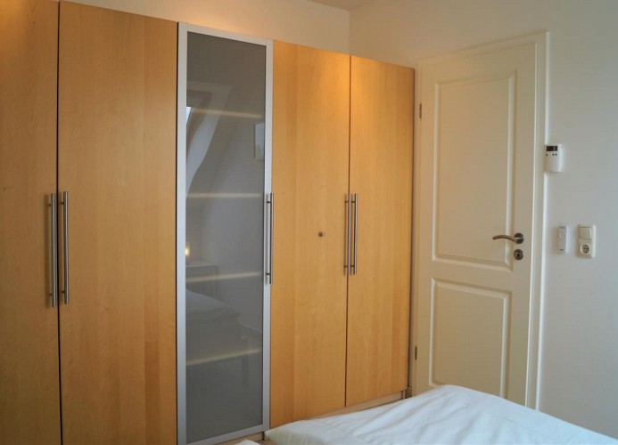 Schlafzimmer I mit großem Kleiderschrank