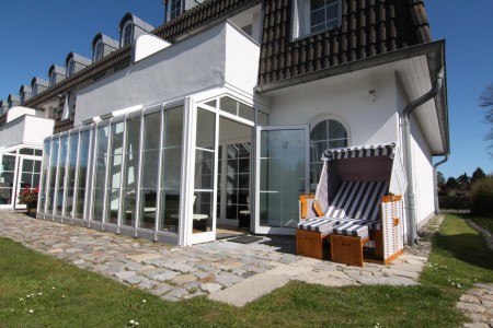 Wintergarten mit Strandkorb auf sonnigem Aussenstellplatz