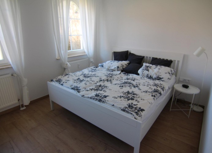 Schlafzimmer mit Doppelbett