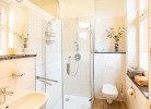 Tageslichtbad mit Dusche an Schlafzimmer I