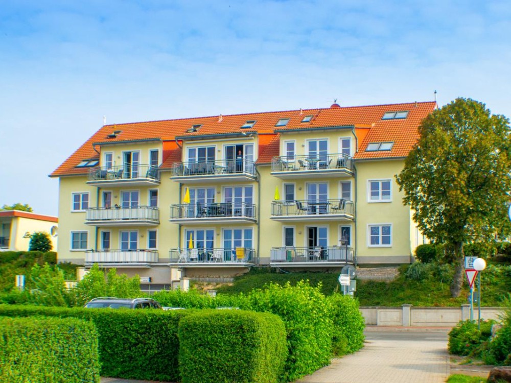 Wohnbereich mit Zugang zur Terrasse