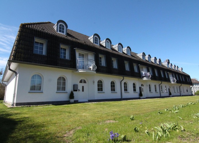 Vorderansicht des Hauses Ostseeresidenz mit den Haustüren