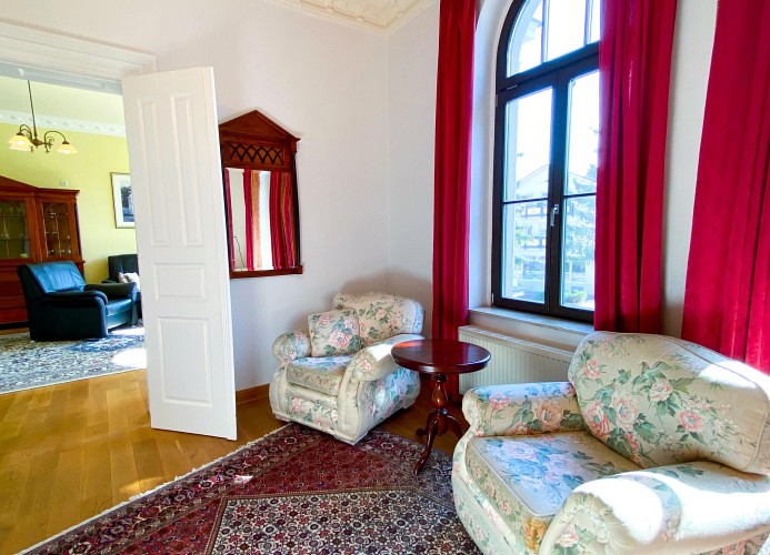 Schlafzimmer III mit gemütlichen Sesseln