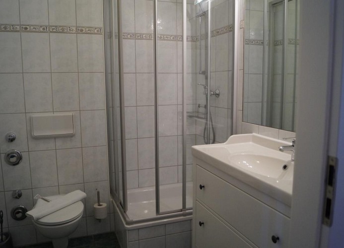Badezimmer mit Eckdusche