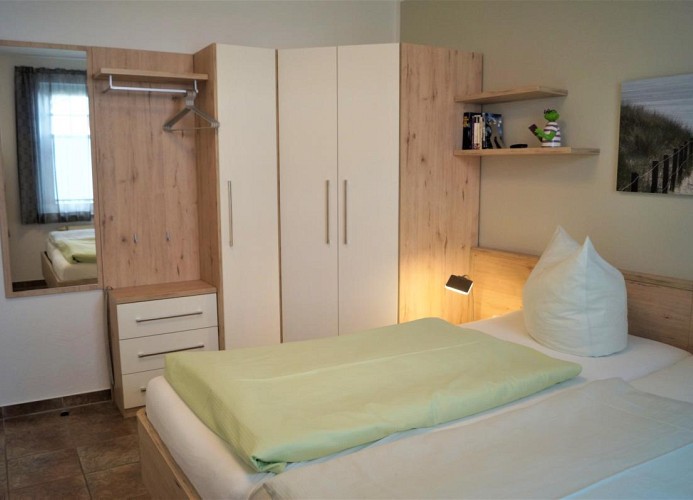 Schlafzimmer mit Kleiderschrank