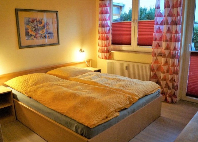 Schlafzimmer mit großem Doppelbett