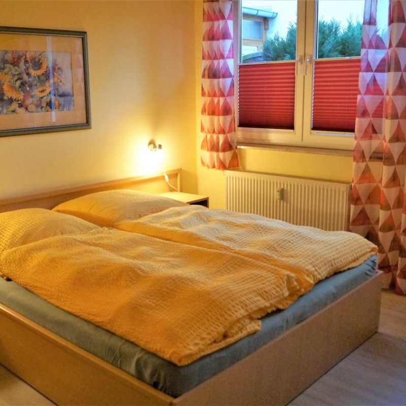 Schlafzimmer mit großem Doppelbett